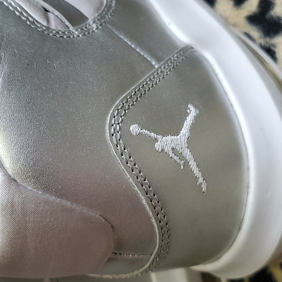 Jordan Max Aura SE Grade School Silver Metallic AV5175-040 5.5 youth - Picture 6 of 8